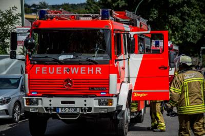 Esslingen-Weil: Brand von einer Muellschachtanlage und einer Muellpresse in einem Mehrfamilienhaus - Bewohner evakuiert